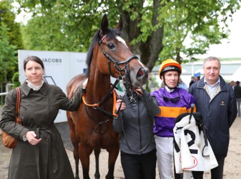 Nachgelegt – de Vries mit Handicapdebütantin Menuett nochmals siegreich Menuett siegt unter Adrie de Vries