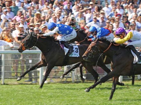 Derby Trial-Sieger Juwelier geht zur Arqana-Auktion ! Juwelier siegt unter Adrie de Vries im Japan Racing Association Derby-Trial Gr.