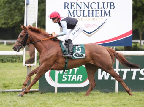 Lili Marleen lässt die Gegnerinnen stehen – Karlshofer Sieg zum Auftakt Lili Marleen siegt unter Thore Hammer-Hansen