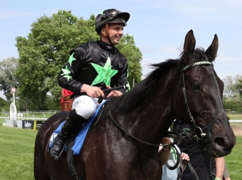 Little Sam und Eva-Maria Herresthal überraschen im Veteranen-Rennen Little Sam siegt unter Kevin Braye