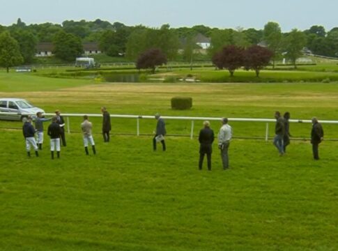 Jane Garfield weggerutscht – Beratung über weiteren Ablauf des Renntages Mülheim Bahn