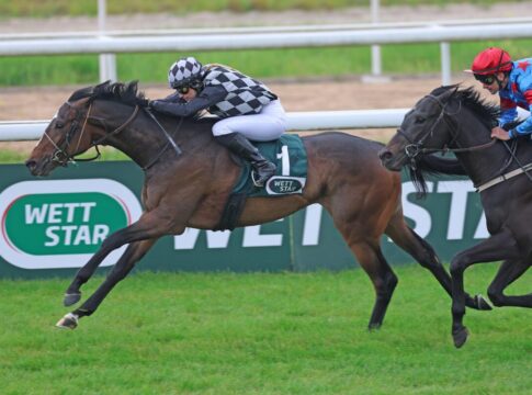 Prolet crasht den Debütanten-Ball Prolet siegt unter Nina Baltromei