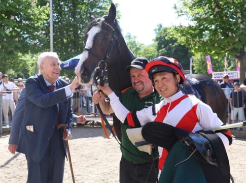 Einer fürs Derby? Waldnebel leuchtet im Solarstrom-Rennen Waldnebel siegt unter Bayarsaikhan Ganbat