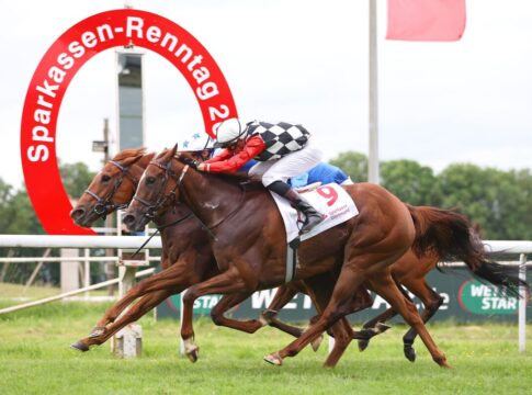 Dortmunder Hauptakt: Wöhlers Calyx Rose schnappt auf der Linie zu Calyx Rose (verdeckt) schnappt auf der Linie zu