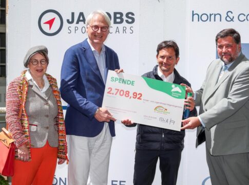 Tag der Rennställe - Spendenübergabe an Kinder- und Jugendhospiz Scheckübergabe von Deutscher Galopp an das Kinderhospiz Regenbogenland