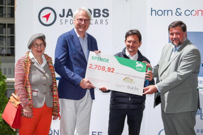 Scheckübergabe von Deutscher Galopp an das Kinderhospiz Regenbogenland