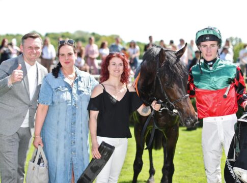 Start-Ziel ganz leicht: Lokalmatador Windfang empfiehlt sich für Guineas Windfang und Team