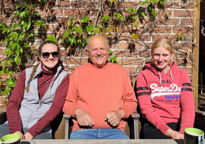 Janine Beckmann, Volker Linde (Vollblutgestüt Lindenhof) und Jule Höggemann