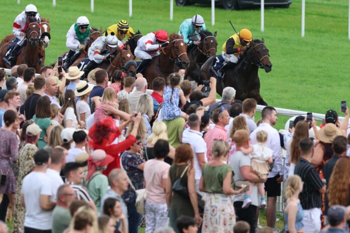 Am Sonntag kamen knapp 12.000 Besucher nach Iffezheim Am Sonntag kamen knapp 12.000 Besucher nach Iffezheim