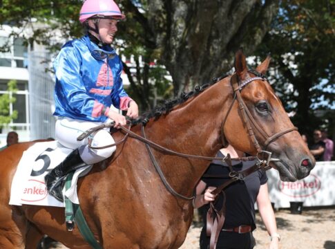 Poet’s Realm macht es mit Brüggemann wie vor einem Jahr Poet’s Realm siegt unter Silke Brüggemann