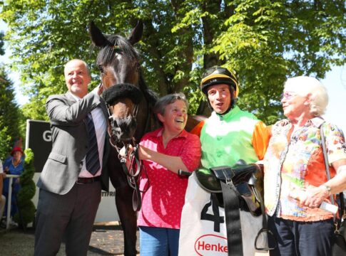 Lathraea widerspricht der Rechnung - Mäder-Stute gewinnt von vorne Lathraea siegt unter Adrie de Vries
