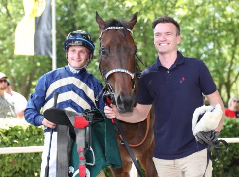 Saisonsieg Nummer zwei - Oldie Glicourt wie ein junger Hüpfer Glicourt siegt unter Senan Macredmond