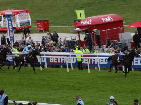 Lambourn gewinnt das Epsom Derby gegen Lazy Griff