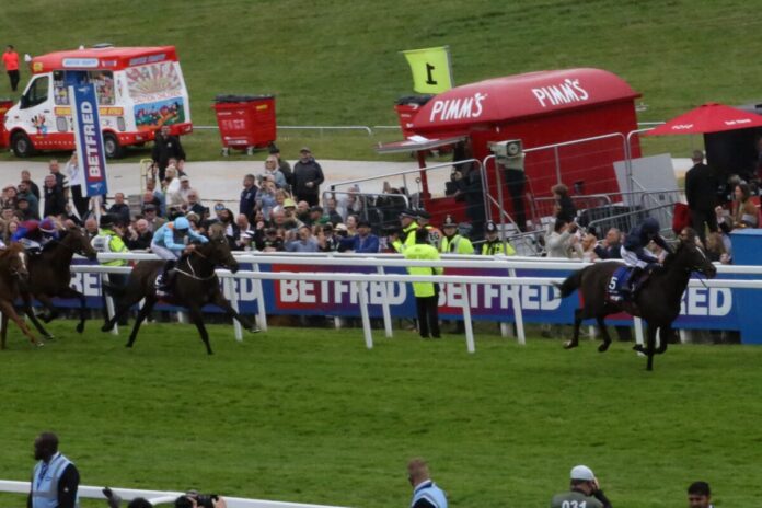 Lambourn gewinnt das Epsom Derby gegen Lazy Griff