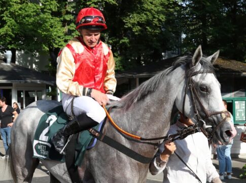 Endlich Amazing Luna – Erste V4-Siegerin beim 14. Karrierestart Amazing Luna siegt unter Wladimir Panov