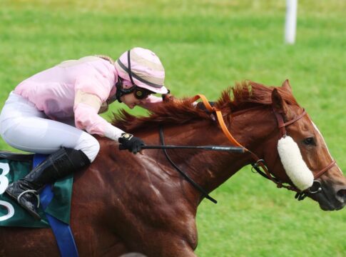Red Nugget sorgt für Van der Meulen-Doppelschlag Red Nugget siegt unter Nina Baltromei