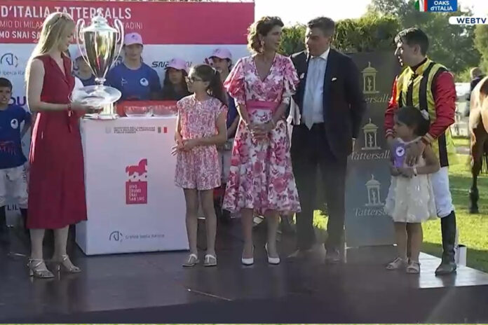 Siegerehrung nach den Oaks d'Italia Foto: Screenshot Siegerehrung nach den Oaks d'Italia Foto: Screenshot