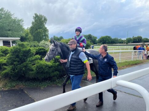 Nase Zweiter, halbe Stunde später Sieg – Peterschmitt-Treffer in Nancy Silver Beauty