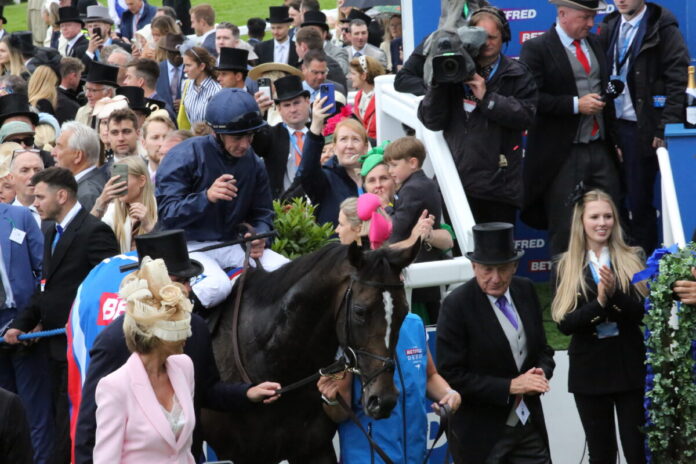 SpW25Epsomderby Lambourn und Wayne Lordan in der winner´s enclosure Foto hemke EY5B8088