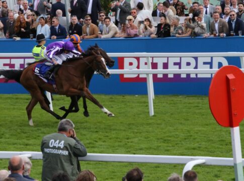 Spw25EpsomOaksBallydoyle-Zweikampf im Schatten des Zielspiegels – minnie Hauk – violett – gegen Whirl Foto hemke EY5B7893