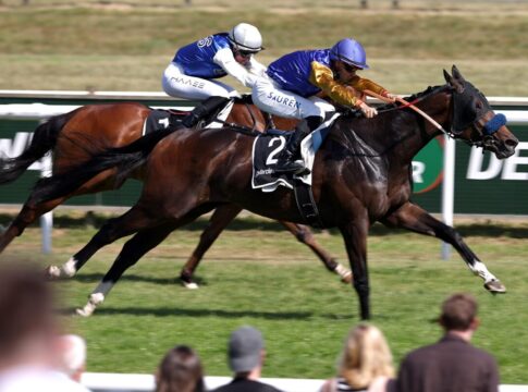 Darauf ein Weinchen: Stall Riesling Racing gewinnt mit Warren Hill Warren Hill siegt unter Thore Hammer-Hansen