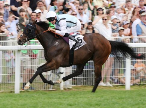 Nach der Vorstarterangabe: Elf Kandidaten für die Goldene Peitsche Kylian siegt unter Adrie de Vries in der Casino Baden-Baden Silberne Peitsch – L.