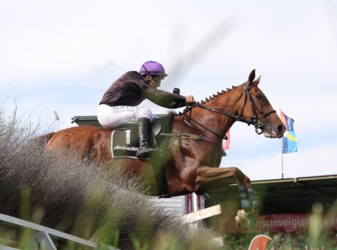 Cabot Cliffs siegt unter Hakim Tebet im Preis des Elektro- und Sanitärhandwerks – Listenrennen