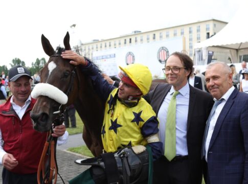 Berglars Nyra im Grupperennen zum Maidensieg Nyra siegt unter Thore Hammer-Hansen im Best Place Immobilien Hamburger Stuten-Preis, Gr.3