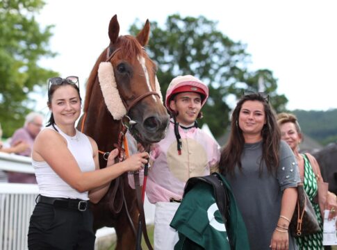 Red Nugget perfekt vorgetragen: Erstes Superhandicap geht nach Holland Red Nugget und Team