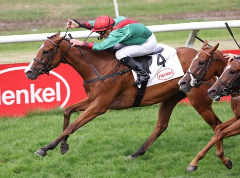 Bacarda Start-Ziel zum Auktionsrennen-Sieg Bacarda siegt unter Wladimir Panov im Grafenberger BBAG-Rennen