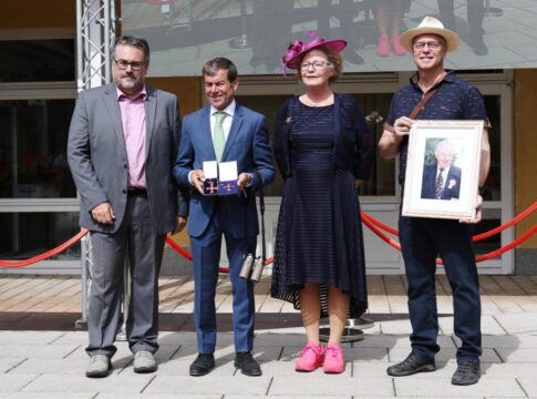 Bundesverdienstkreuze von Heinz Jentzsch gehen in Asterblüte-Rennstall Patrick Bücheler, Peter Schiergen und Andrea und Michael Winkler mit den Bundesverdienstkreuzen des unvergessenen Heinz Jentzsch