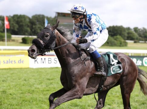 Verzögerung, Reiterlose, Nichtstarter, Verzögerung – Dann Bustopher Jones! Bustopher Jones siegt unter Janina Boysen