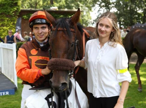 Koffi Kick verteidigt Titel gegen „Tiffany-Stallgefährtin“ Koffi Kick siegt unter Thore Hammer-Hansen im ARQANA Hoppegartener Stutenpreis, L.