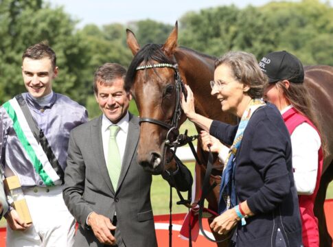 Nicoreni nach dem Diana-Sieg mit Dr. Ingeborg von Schubert (2.re.)