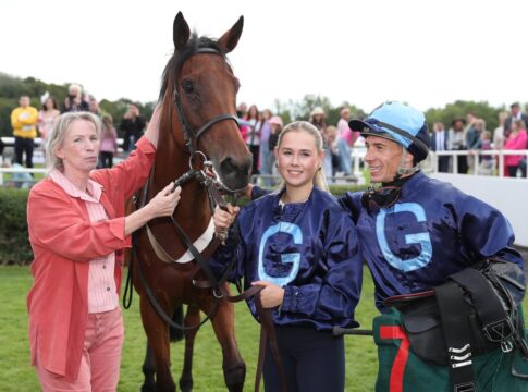 Rose of England schnappt enteilter Inci den Sieg noch weg Rose Of England siegt unter Michael Cadeddu