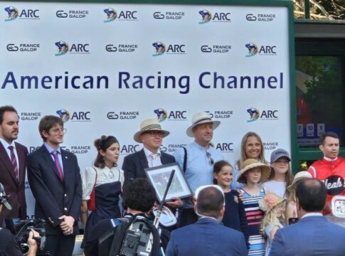 A Stolen Kiss sorgt für Figge-Sieg und glückliche deutsche Wetter in Deauville Siegerehrung A Stolen Kiss