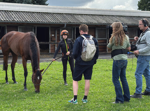 Morgen im WDR - Beitrag über die Jockeyschule in Köln Azubi Sina Schmidt und das WDR-Filmteam Foto: privat