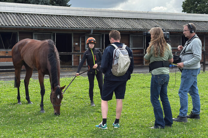 Azubi Sina Schmidt und das WDR-Filmteam Foto: privat