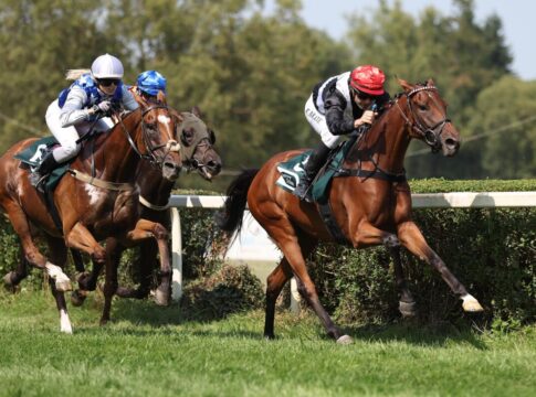Favoritin Doro kämpft sich gegen Heatherdown nach Hause Doro siegt unter Kevin Braye