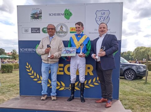 Wieder der Favorit - Byrne bringt Moonlight Touch nach Hause Siegerehrung Moonlight Touch