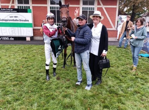 Spurenfuchs Pietsch mit Geburtstagsgeschenk für Sarka Schütz Amigo Charly