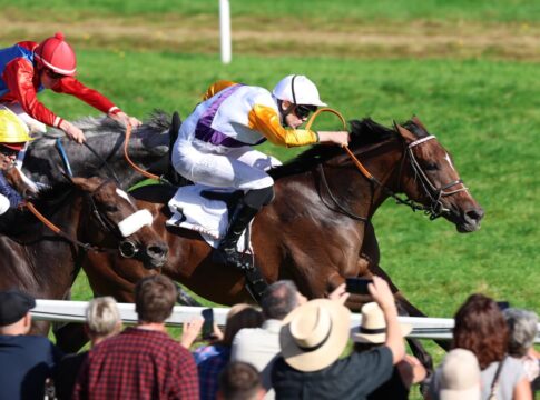 Egina siegt unter Leon Wolff im T. von Zastrow Stutenpreis (Badener Stutenpreis), Gr.2
