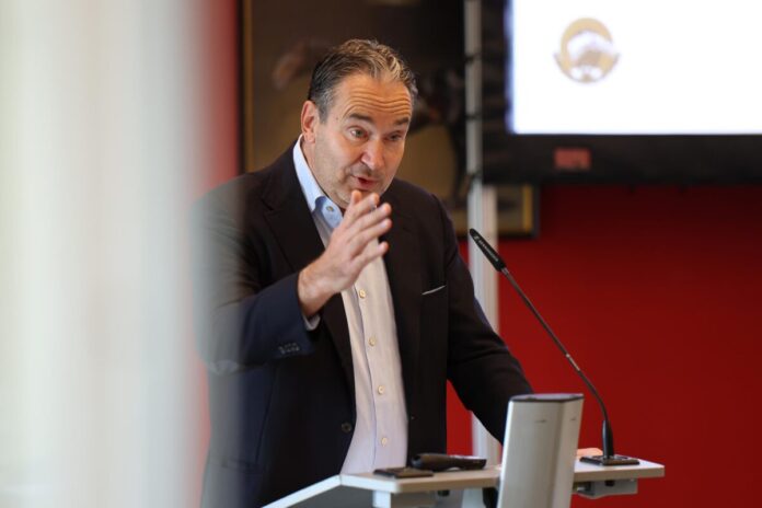 Gregor Baum am Montag bei Jahreshaupt- und Mitgliederversammlung der Besitzervereinigung für Vollblutzucht und Rennen e.V. Gregor Baum am Montag bei Jahreshaupt- und Mitgliederversammlung der Besitzervereinigung für Vollblutzucht und Rennen e.V.