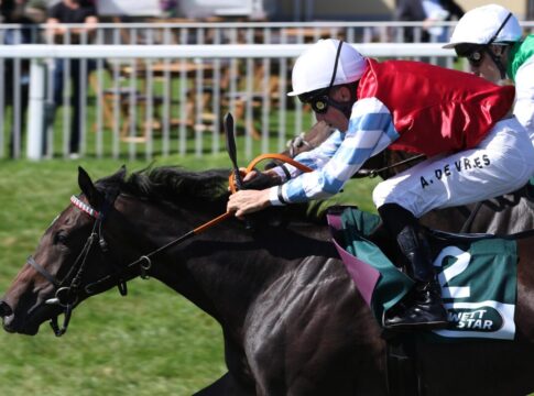 Dritter Jockey-Wechsel: Jetzt reitet Hollie Doyle Believe in Me Believe in Me siegt unter Adrie de Vries