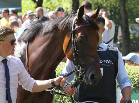 Versuch Nummer zwei - Dubai Honour im Grossen Preis mit Tom Marquand Dubai Honour im Iffezheimer Führring im Jahr 2024