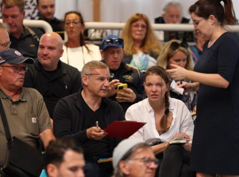 BBAG-Bilanz: Brümmerhof und Sauren top Eckhard Sauren (Mi.) unterschreibt einen Kaufvertrag