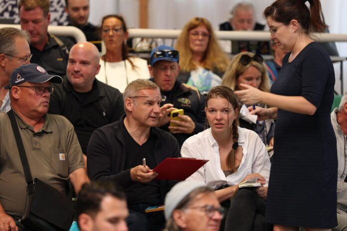 Eckhard Sauren (Mi.) unterschreibt einen Kaufvertrag Eckhard Sauren (Mi.) unterschreibt einen Kaufvertrag