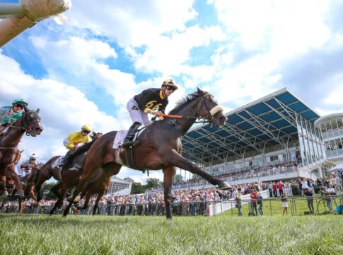 Innora führt kurz nach dem Start das Feld im 167. Preis der Diana an