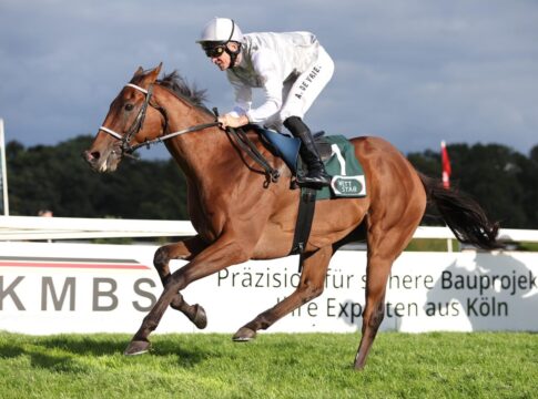 Karisoke und de Vries markieren Hattrick im besseren Handgalopp Karisoke siegt unter Adrie de Vries