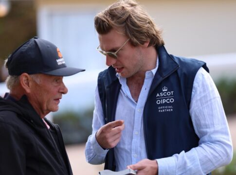 Ullmann kauft Merlot für 340.000 Euro: "Für mich der beste Hengst der Auktion" Philip Baron von Ullman (re.) im Gespräch mit Gebhard Apelt